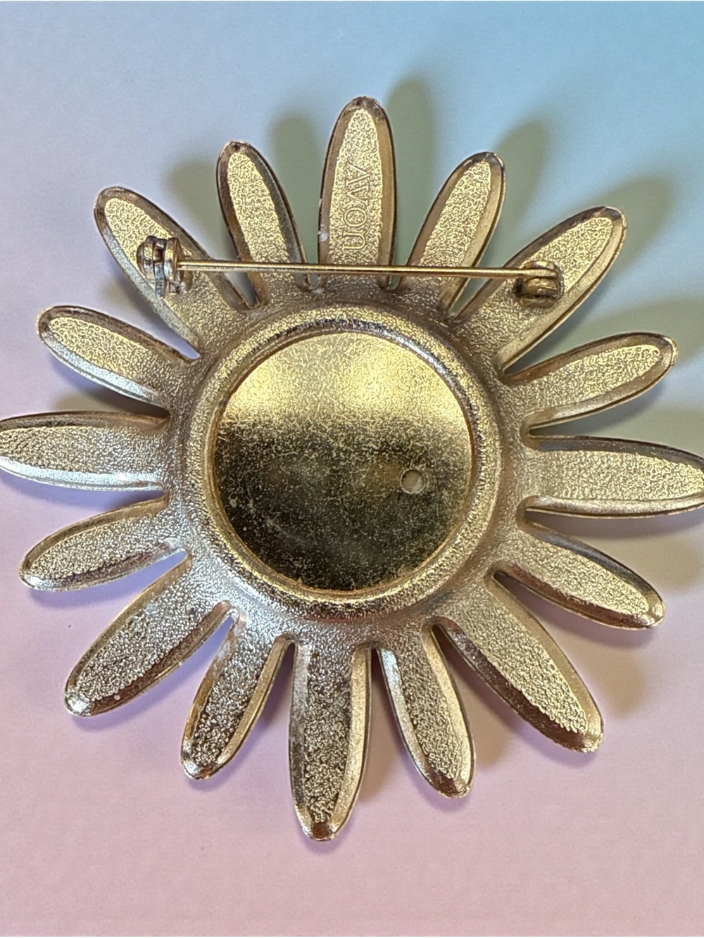 White and Gold Daisy Brooch - Classic Floral Accessory - Picture 6 of 7